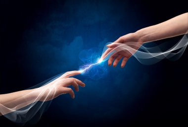 Uzayda parmakları birbirine bağlayan eller