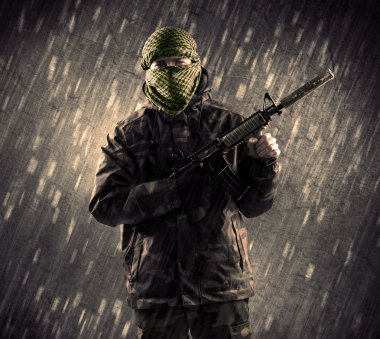 Yağmurlu arka plan üzerinde Maskeli silahlı terörist adam