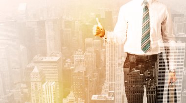 Şehrin arka planına bakan bir iş adamı