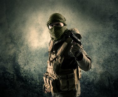 Eski adam Maskeli silahlı askerlerle portresi