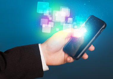 Soyut parlayan kareler ile akıllı telefon tutan el
