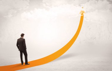 Turuncu ok üzerinde duran iş kişi