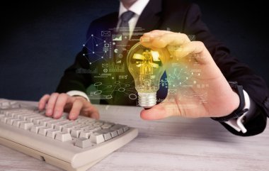 parlak cam ampul tutan işadamı