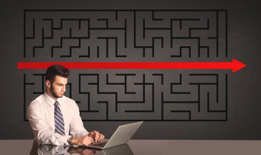 işadamı ile arka planda çözülen bulmaca