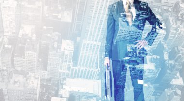 Arka planda şehir manzarası olan bir iş adamı