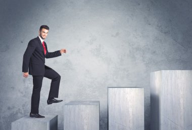 Bir merdiven çıkıyorum