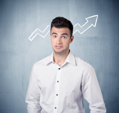 Grafik ok ile gülümseyen iş adamı