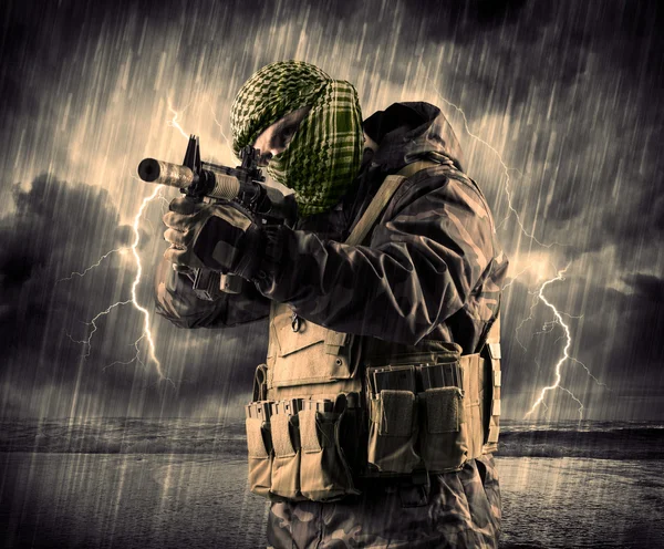 Farliga beväpnade terrorister med mask och pistol i ett åskväder wi — Stockfoto