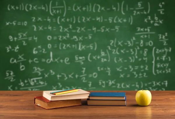 Lezione di matematica dalla scrivania della scuola studentesca — Foto Stock