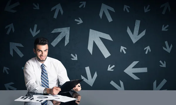 Geschäftsmann mit Pfeilen im Hintergrund — Stockfoto