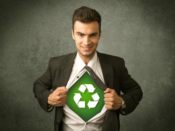 Hombre de negocios Enviromentalista arrancando camisa con signo de reciclaje — Foto de Stock