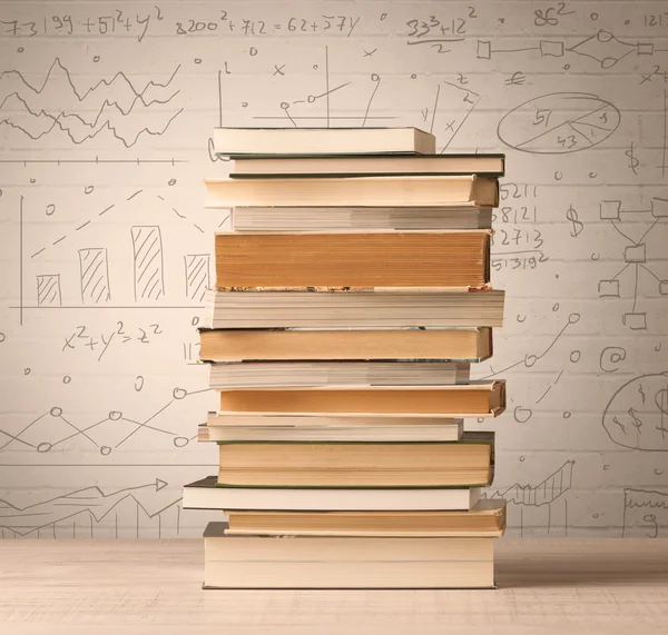 Ein Stapel Bücher mit mathematischen Formeln im Doodle-Stil — Stockfoto