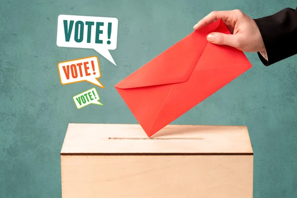 Placer un bulletin de vote dans une urne — Photo