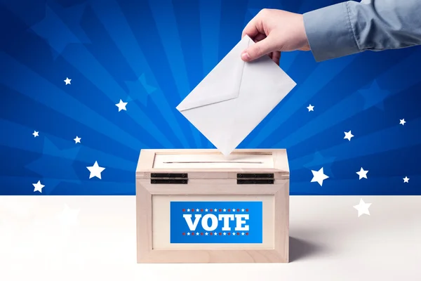 투표와 나무 상자 손 — 스톡 사진