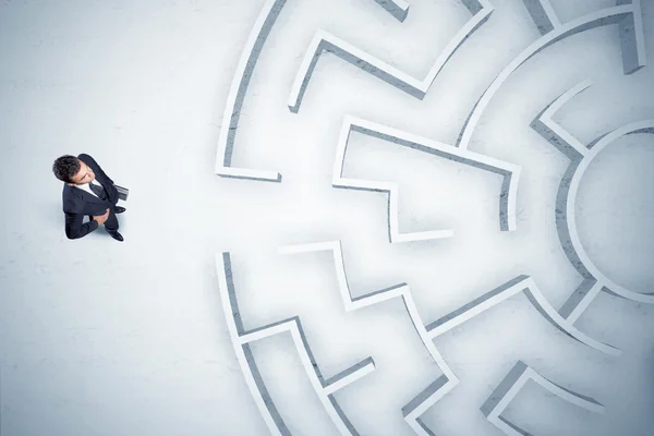 Uomo d'affari guardando labirinto circolare con nessun posto dove andare — Foto Stock