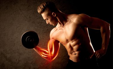 Formda vücut geliştirici, kırmızı kas konseptiyle ağırlık kaldırıyor.