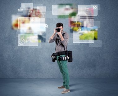 Kameralı yakışıklı fotoğrafçı.