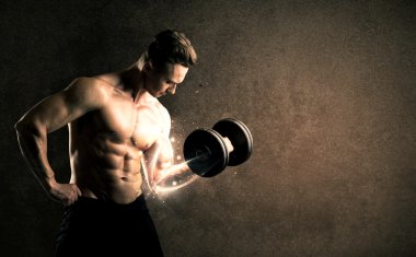 Vücut geliştirici enerji dolu beyaz çizgiler konseptiyle ağırlık kaldırıyor