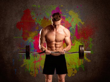 Renkli duvarı ve kilosu olan güçlü bir adam.
