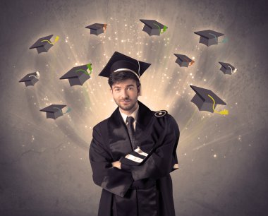 Birçok uçan şapkayla üniversite mezunu.