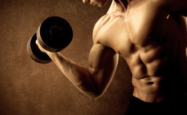 Kas formundaki vücut geliştirici sporcu ağırlık kaldırıyor 