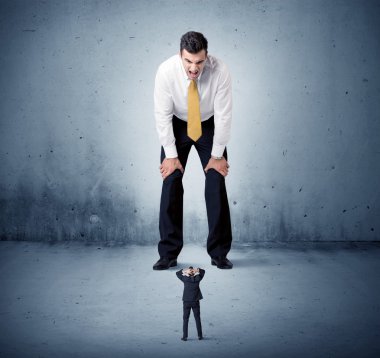 Öfkeli büyük iş adamı küçük adama lokma atıyor.