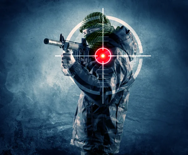 Maskierter Terrorist mit Waffe und Laserzielscheibe am Körper — Stockfoto