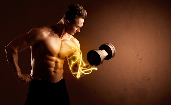 М'язовий бодібілдер, що піднімає вагу з енергетичними вогнями на біцепсі — стокове фото