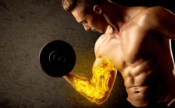Svalnatý kulturista zvedání hmotnosti s hořícím biceps koncept — Stock fotografie