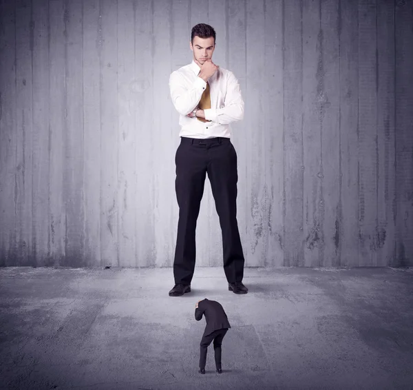 Enorme chefe lokking no pequeno homem de negócios — Fotografia de Stock