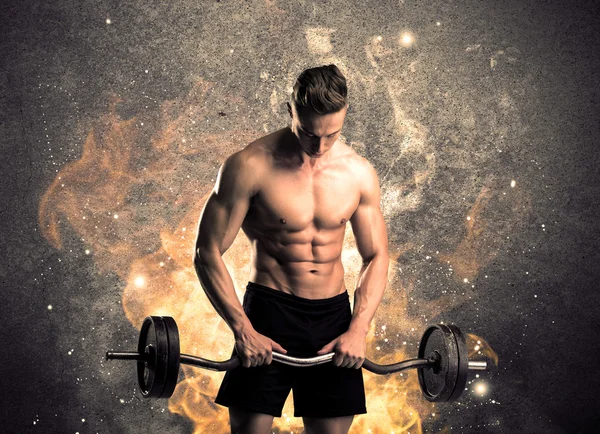 Zdravý horký samec ukazuje svaly s ohněm — Stock fotografie