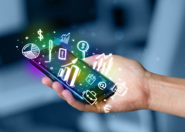Finans ve pazar simgelerine ve sembollerine sahip akıllı telefon