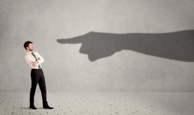 İş kişi ona konsantrasyon gösteren büyük gölge ele arıyorsunuz