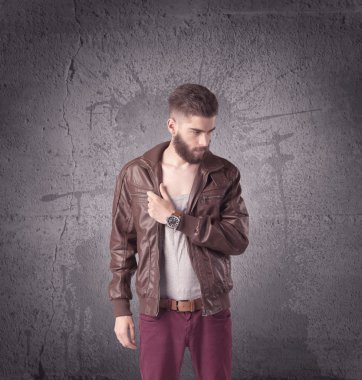 Sakallı ve güneş gözlüklü şık bir erkek.