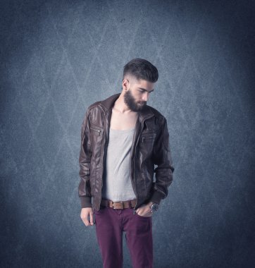 Zarif kıyafetler giymiş sakallı hippi.