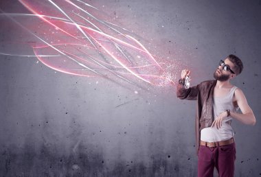 Kamera ve parlak çizgileri olan zarif bir hippi.