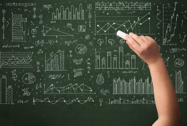 Bir iş adamı tahtaya veri çiziyor