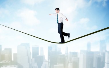 Şehrin yukarısındaki ip üzerinde yürüyen satıcısı