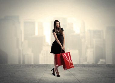 Kırmızı alışveriş çantalı zarif şehir kızı.