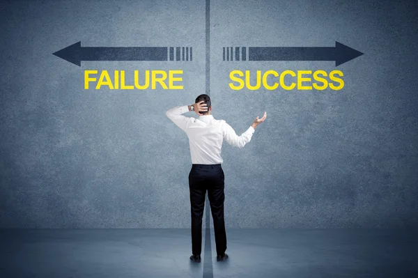 Επιχειρηματίας που στέκεται μπροστά από την επιτυχία και αποτυχία conce βέλος — Φωτογραφία Αρχείου