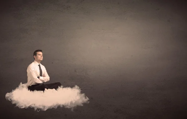 Homme assis sur un nuage avec un fond clair — Photo