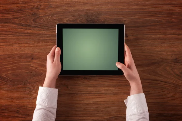 Mãos de negócios segurando tablet — Fotografia de Stock