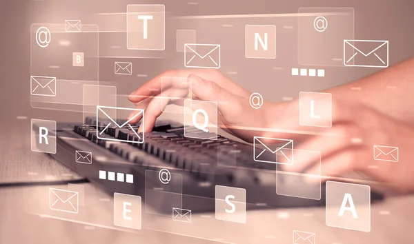 Handtypen op toetsenbord met digitale technologie iconen — Stockfoto
