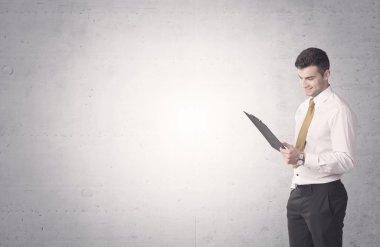 Açık arka plan ile zarif işadamı