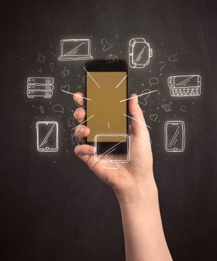 El ele tutuşan akıllı telefon.