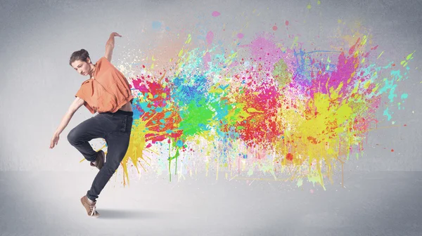 Mladý barevný pouliční tanečník s nátěrem stříkance — Stock fotografie