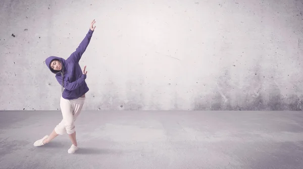 Bailarina bastante urbana con fondo vacío —  Fotos de Stock