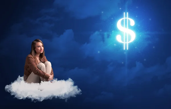 Kvinna sitter på moln med cash tecken — Stockfoto