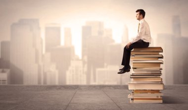 Kitap şehirde oturan adam