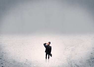 Kentsel boş alanda duran iş adamı